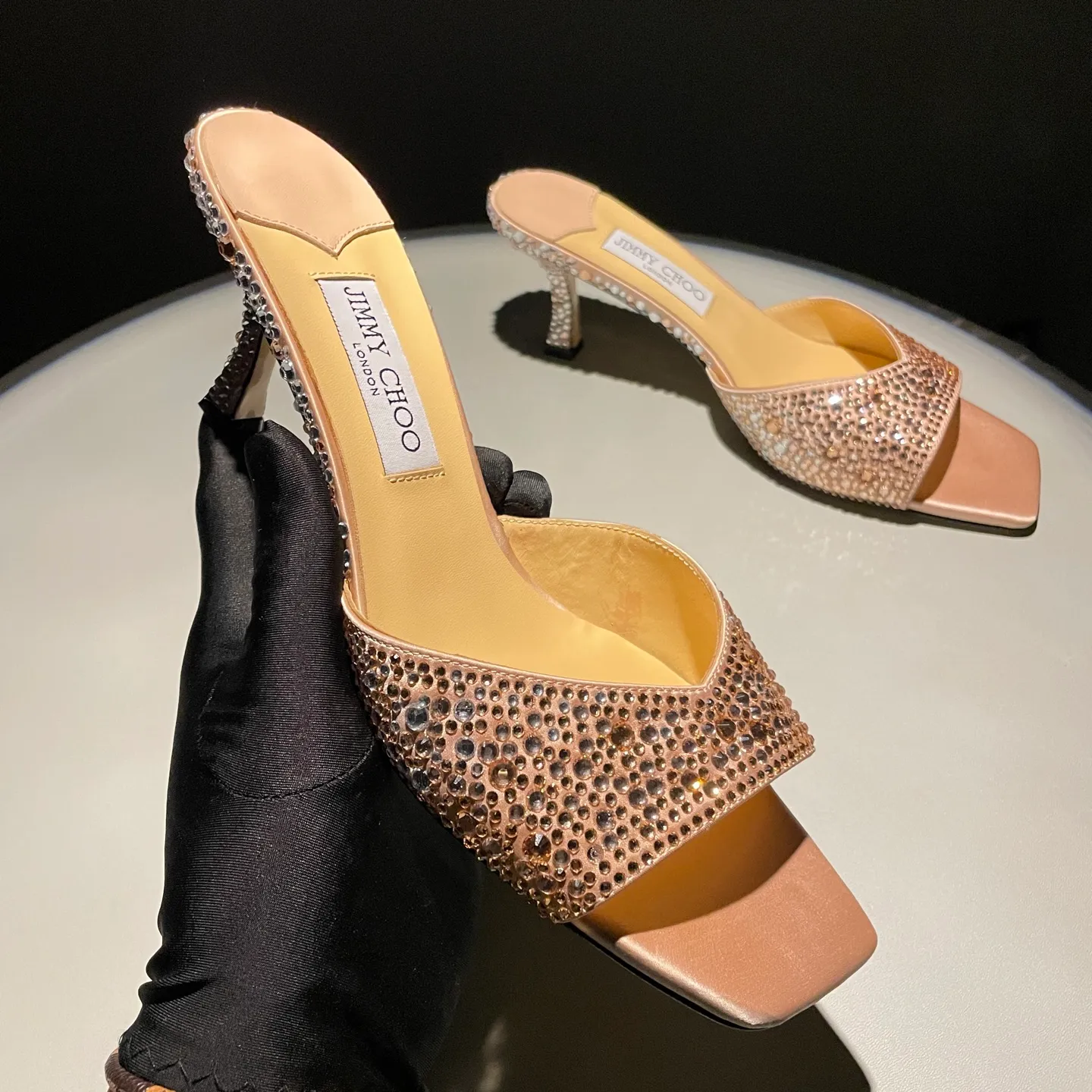 👟👟Ex-factory price 640👟👟 JIMMY CHOO A pair of high heels that can conquer all men👠Easy to wear and versatile, a must-have item for the annual meeting🥂Bilng Bilng is so beautiful that no one can breathe. Material: silk hot diamond gradient champagne color🍸Sheepskin lining Italian leather outsole 2 colors for sale: champagne white Size: 34-40 (41 42 43 (Customized)) Height 7cm, packed at the same time at the counter!